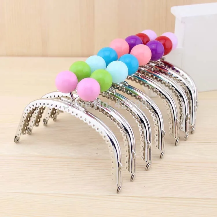 Freeshipping Silver Arc-shaped 12.5CM Ruffles Extrude Candy bead Metal Purse frame Kiss Clasp 19 Colors Metal-opening Bags
Freeshipping Silver Arc-shaped 12.5CM Ruffles Extrude Candy bead Metal Purse frame Kiss Clasp 19 Colors Metal-opening Bags