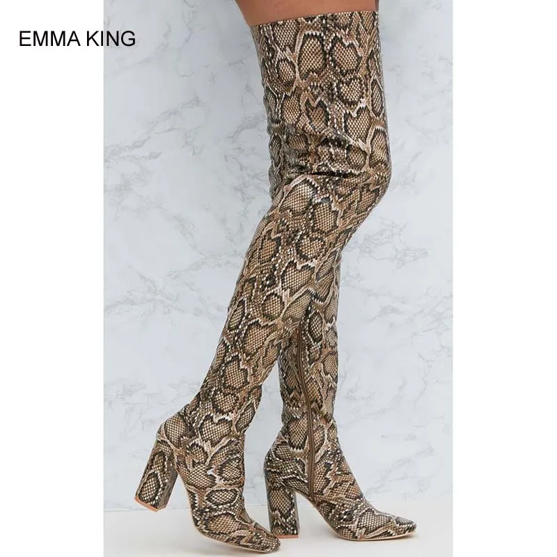 EMMA KING Snake PU Women Boots Pointed Toe Square High Heels Side Zipper Long Sexy Boots Female Warm Over The Knee Shoes
EMMA KING Snake PU Women Boots Pointed Toe Square High Heels Side Zipper Long Sexy Boots Female Warm Over The Knee Shoes
