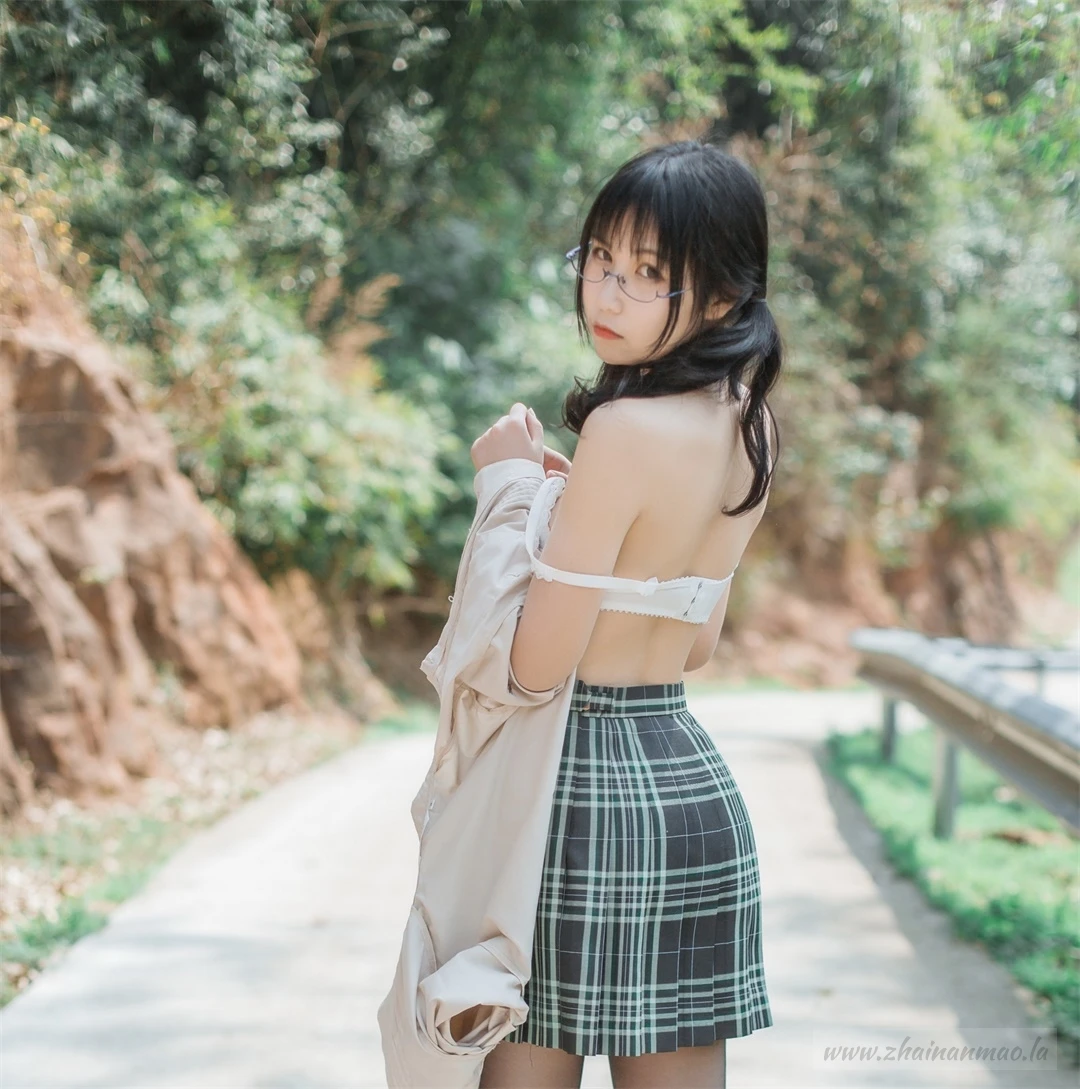 【微博妹子】逐月SU 野外露出 - 小路 (45P)附