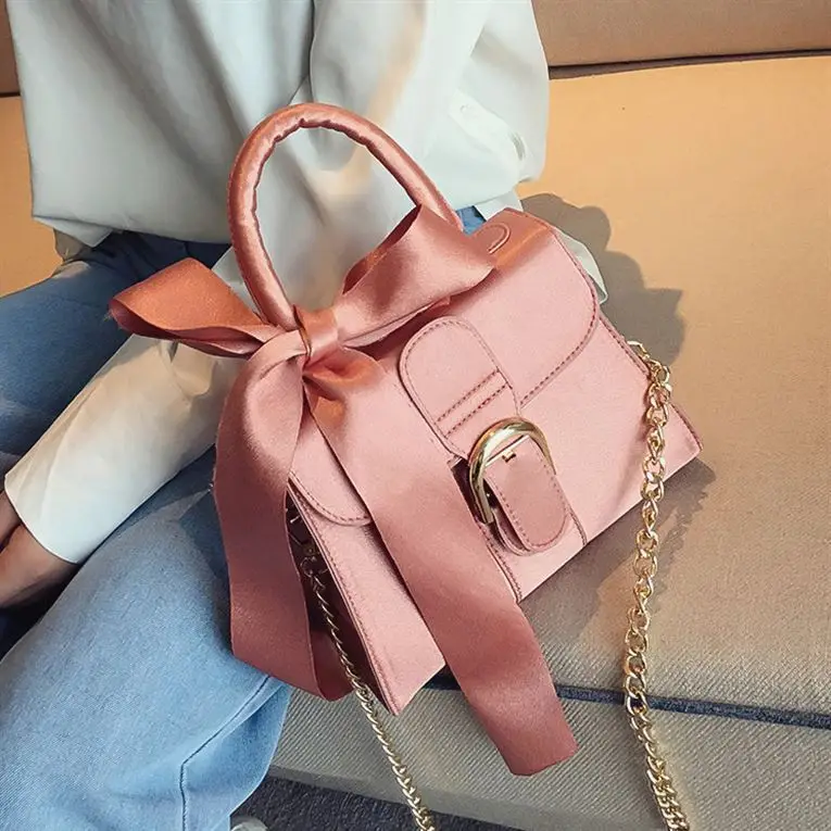 New Korean version of 100 silk scarf handbag soft face single shoulder slanted chain bag
New Korean version of 100 silk scarf handbag soft face single shoulder slanted chain bag