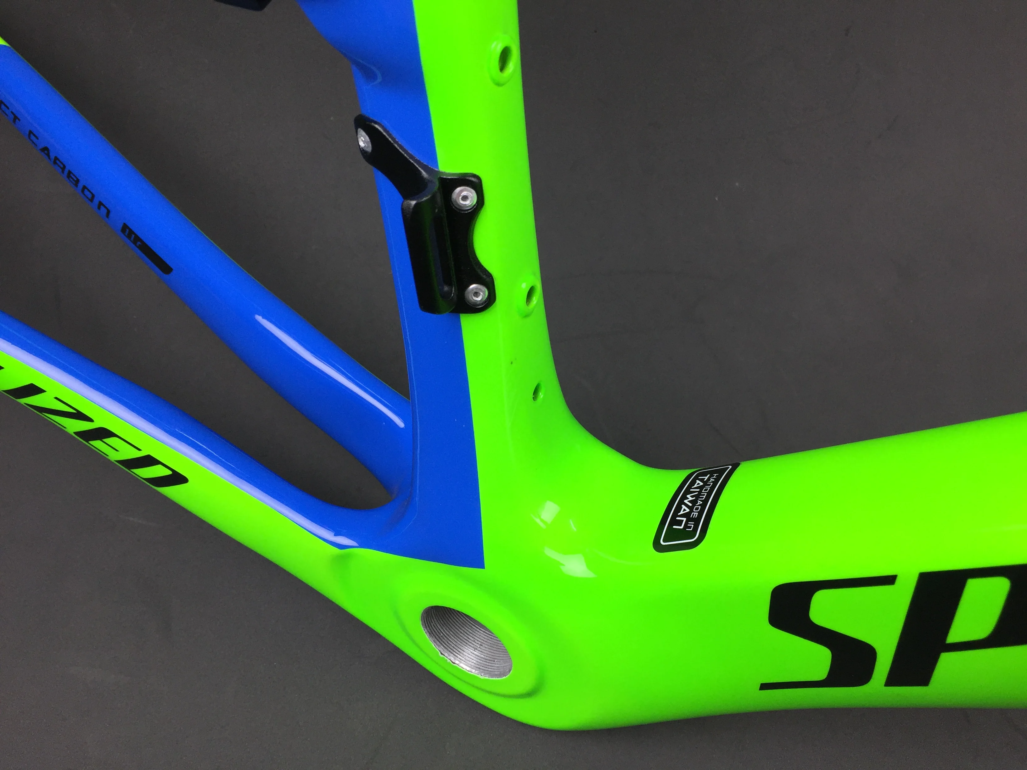 ViAS Mark Cavendish 1:1 T1000 Carbon Bike Frame carbon cycle frame+ fork+ seatpost+ headset+ clamp Disc brake vias frame 142*12m
ViAS Mark Cavendish 1:1 T1000 Carbon Bike Frame carbon cycle frame+ fork+ seatpost+ headset+ clamp Disc brake vias frame 142*12m