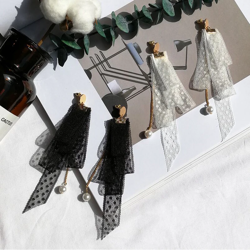 Minimalism Lace Stud Earrings Bow Chain Long Earring Pearl Black and White Simple Korean Earing boucle d'oreille femme 2018
Minimalism Lace Stud Earrings Bow Chain Long Earring Pearl Black and White Simple Korean Earing boucle d'oreille femme 2018