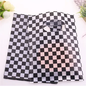 New Design Wholesale 100pcs/lot 13*18cm Luxury Package Bags with Handles Plastic Sachet Cadeau for Christmas Grid Packaging Bag
New Design Wholesale 100pcs/lot 13*18cm Luxury Package Bags with Handles Plastic Sachet Cadeau for Christmas Grid Packaging Bag