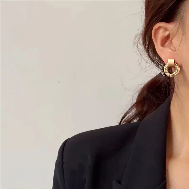 Gold color multi-layer twist circle stud earrings for women bizuteria, New Minimalism statement earrings fashion jewelry aretes
Gold color multi-layer twist circle stud earrings for women bizuteria, New Minimalism statement earrings fashion jewelry aretes