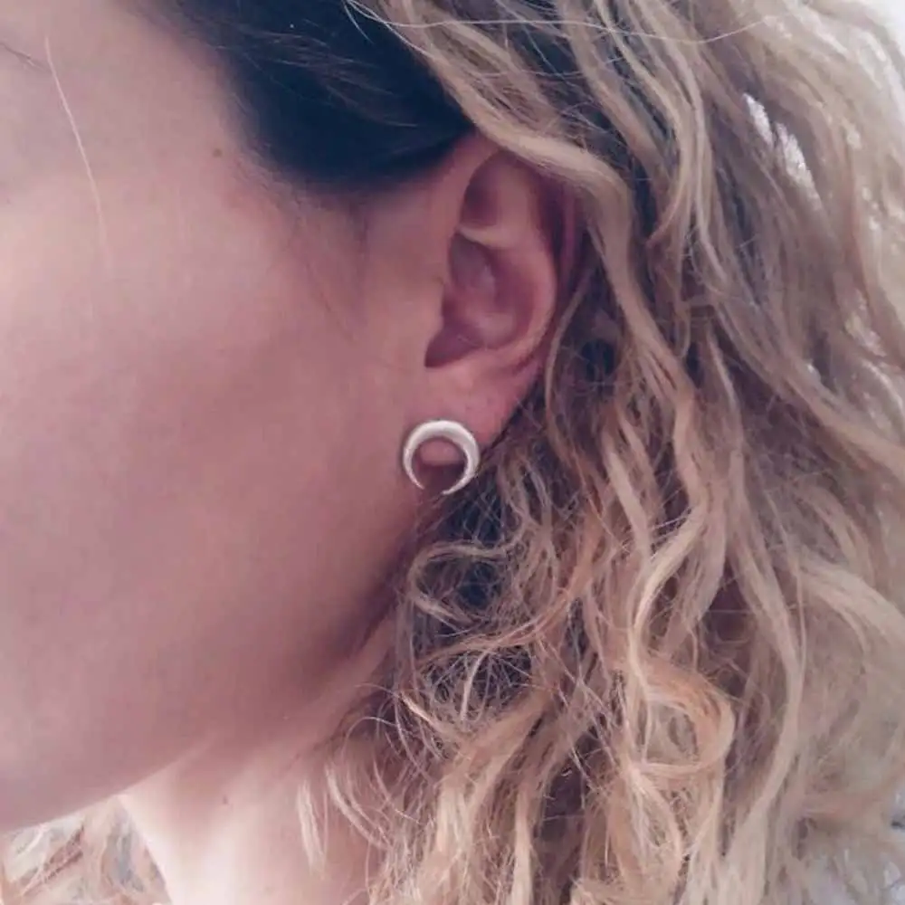 2019 Fashion Punk Exquisite Women Metal Moon Stud Earrings For Women Curved alloy Smooth Earrings Anti-Allergic Earrings Jewelry
2019 Fashion Punk Exquisite Women Metal Moon Stud Earrings For Women Curved alloy Smooth Earrings Anti-Allergic Earrings Jewelry