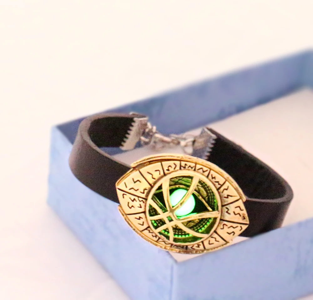 Hot Marvel Doctor Strange Grow in Dark Eye Symbol Leather Bracelet Punk Women/Men Bangle Cosplay Jewelry for Christmas Wholesale
Hot Marvel Doctor Strange Grow in Dark Eye Symbol Leather Bracelet Punk Women/Men Bangle Cosplay Jewelry for Christmas Wholesale