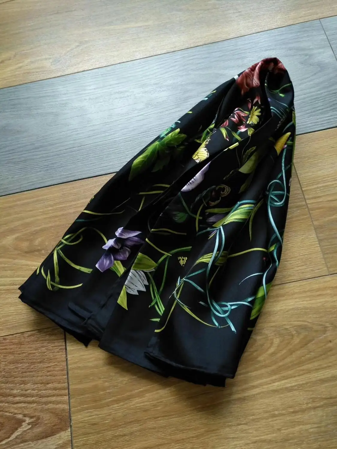 2019 new arrival fashion classic flower pattern 100% silk scarf 90*90 cm square shawl twill wrap for women free shipping
2019 new arrival fashion classic flower pattern 100% silk scarf 90*90 cm square shawl twill wrap for women free shipping