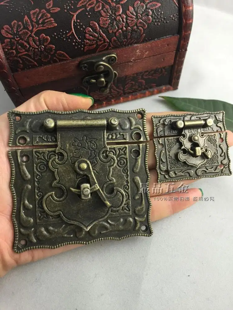 51*43mm Packaging hardware accessories DIY Antique wooden hasp Muhe gift box lock Alloy button wholesale
51*43mm Packaging hardware accessories DIY Antique wooden hasp Muhe gift box lock Alloy button wholesale