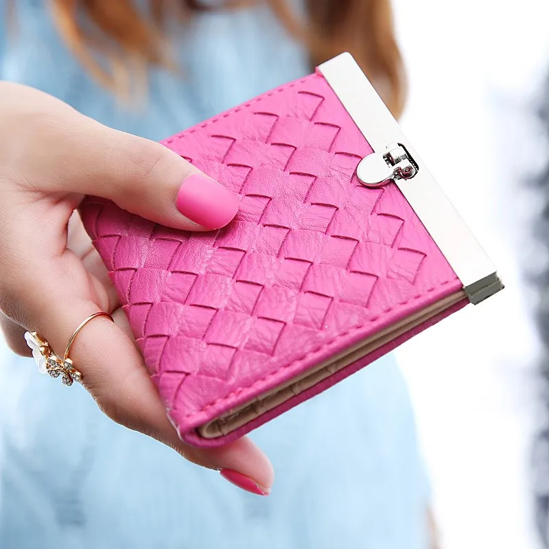 Fashion Women Wallet marca dragon color PU Leather woven short Wallet hasp Day Clutch Purse Wristlet Handbags Coin Purse 7Color
Fashion Women Wallet marca dragon color PU Leather woven short Wallet hasp Day Clutch Purse Wristlet Handbags Coin Purse 7Color