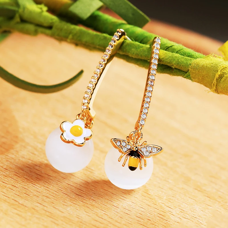 KISS ME Clear Opal Rhinestone Enamel Bee Drop Earrings Korean Fashion Copper Earrings for Women Minimalist Jewelry
KISS ME Clear Opal Rhinestone Enamel Bee Drop Earrings Korean Fashion Copper Earrings for Women Minimalist Jewelry