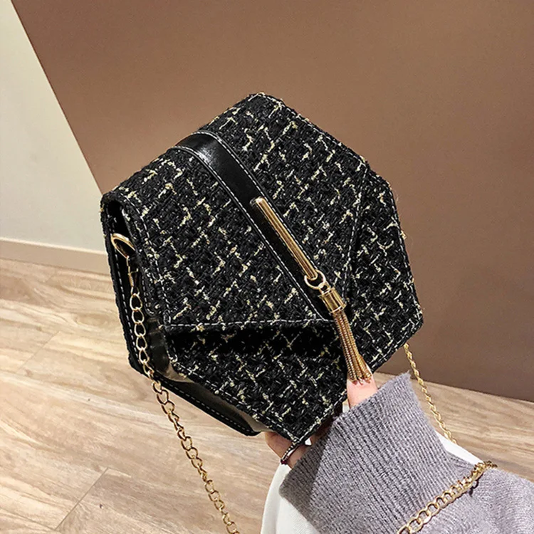 2019 New Korean version of the net red and black package with a variety of sub-chain fashion single-shoulder slant women's bag
2019 New Korean version of the net red and black package with a variety of sub-chain fashion single-shoulder slant women's bag