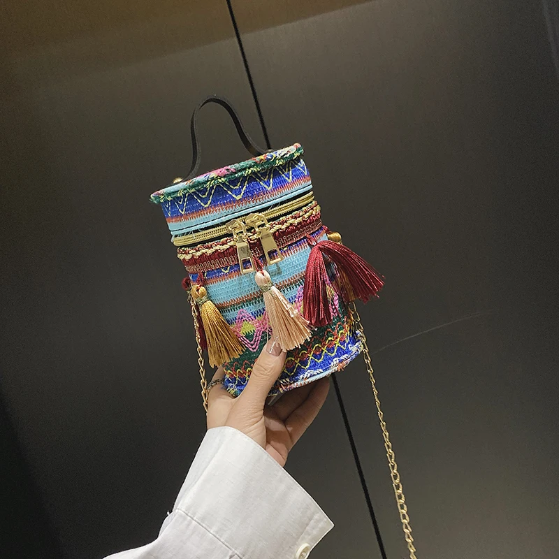 Weaving Woven Shoulder Messenger Bag National Ethnic Style Small Round Bucket Beach Tassel Fashion Straw Crossbody Bag For Women 
Weaving Woven Shoulder Messenger Bag National Ethnic Style Small Round Bucket Beach Tassel Fashion Straw Crossbody Bag For Women