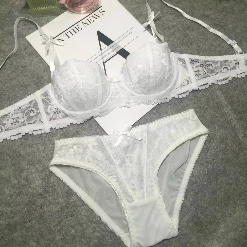 Bursts of half a cup of cups gathered in the chest sexy fashion lace edge thin cup bra set
Bursts of half a cup of cups gathered in the chest sexy fashion lace edge thin cup bra set