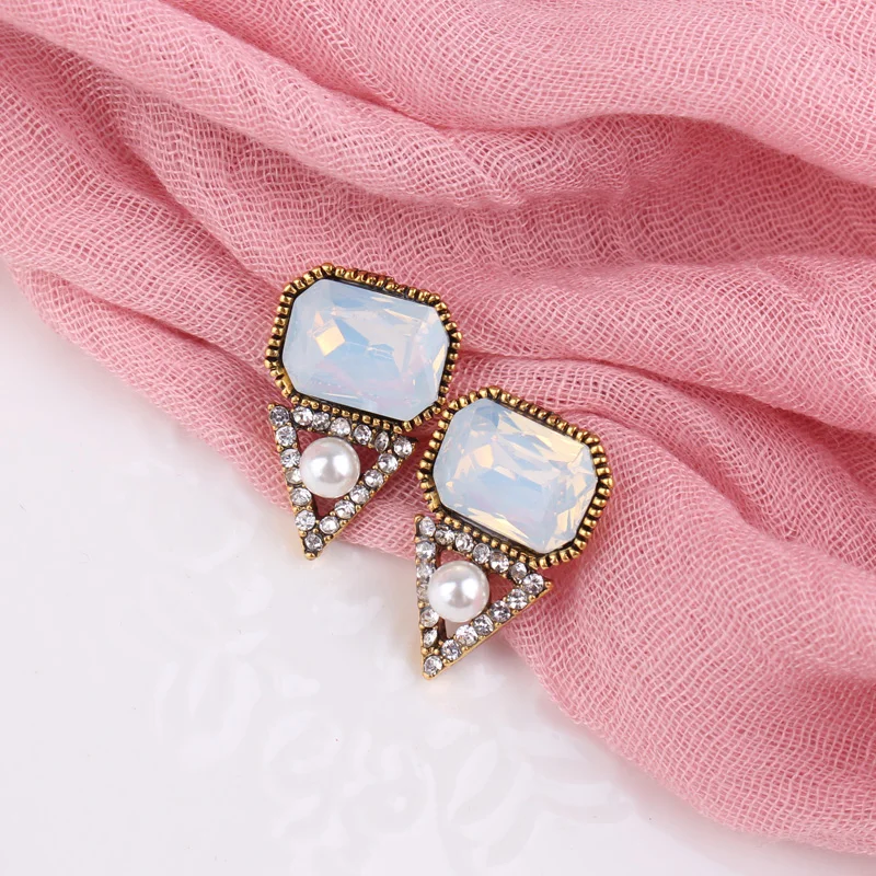 LUBOV 10 Colors Square Crystal Stone Piercing Earrings Imitation Pearl Rhinestone Inlaid Triangle Metal Stud Earrings for Women
LUBOV 10 Colors Square Crystal Stone Piercing Earrings Imitation Pearl Rhinestone Inlaid Triangle Metal Stud Earrings for Women