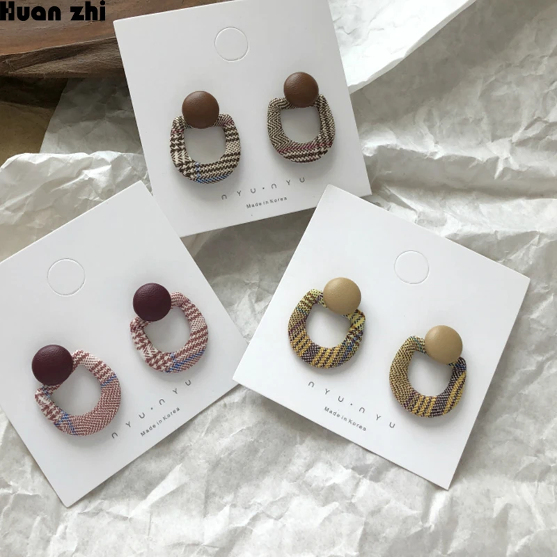 HUANZHI Korean PU Leather Stitching Semi-circular Houndstooth Geometric Trapezoidal Fabric Plaid Stud Earrings for Women
HUANZHI Korean PU Leather Stitching Semi-circular Houndstooth Geometric Trapezoidal Fabric Plaid Stud Earrings for Women