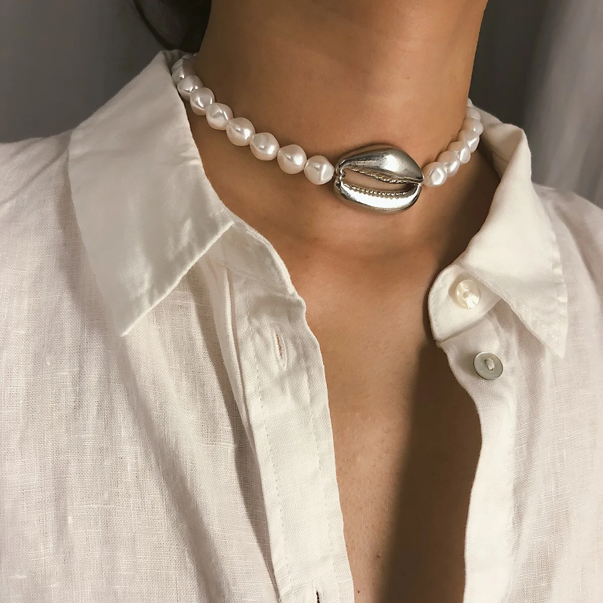 New Exaggerated Gold Color Cowrie Shell Choker Necklace for Women Imitation Pearl Bead Statement Collier Fashion Beach Jewelry
New Exaggerated Gold Color Cowrie Shell Choker Necklace for Women Imitation Pearl Bead Statement Collier Fashion Beach Jewelry