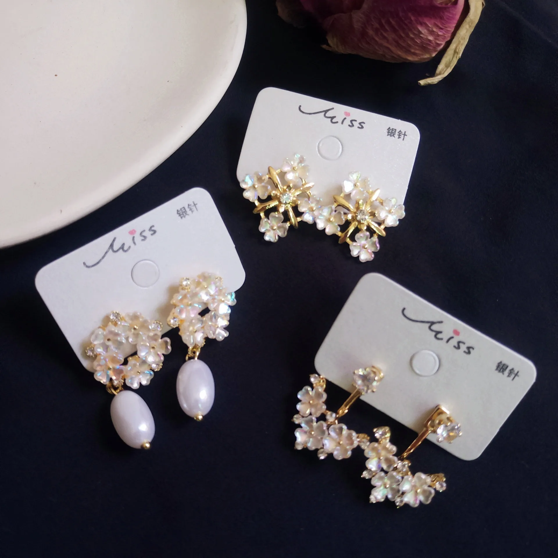 HUANZHI 2019 New S925 Silver Needle Shell Flower Pearl Rhinestone Geometric Metal Stud Earrings for Women Girls Vacation Party
HUANZHI 2019 New S925 Silver Needle Shell Flower Pearl Rhinestone Geometric Metal Stud Earrings for Women Girls Vacation Party