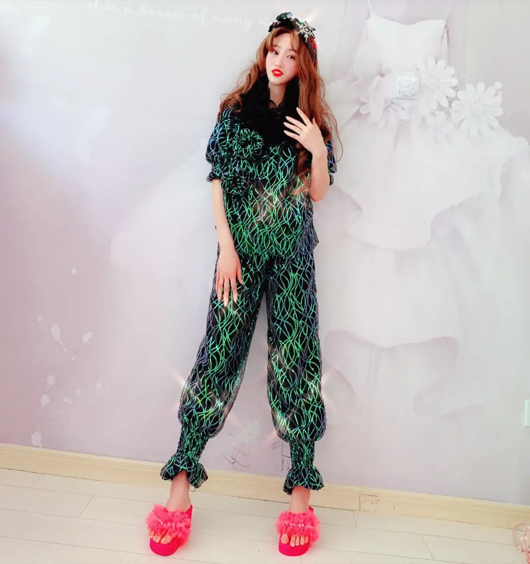 2019 new summer and autumn women Fluorescent wire fashion thin sequins two pieces suit
2019 new summer and autumn women Fluorescent wire fashion thin sequins two pieces suit