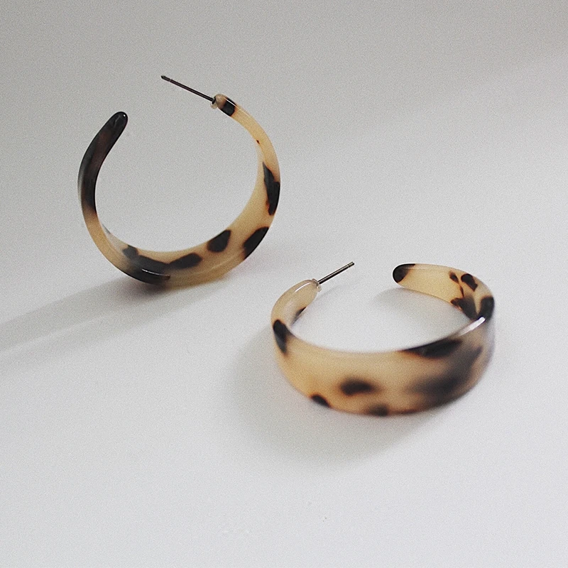 HUANZHI Vintage Exaggerate Acrylic Tortoiseshell Leopard Print Geometric C Shape Acetate Big Hoop Earrings for Women
HUANZHI Vintage Exaggerate Acrylic Tortoiseshell Leopard Print Geometric C Shape Acetate Big Hoop Earrings for Women