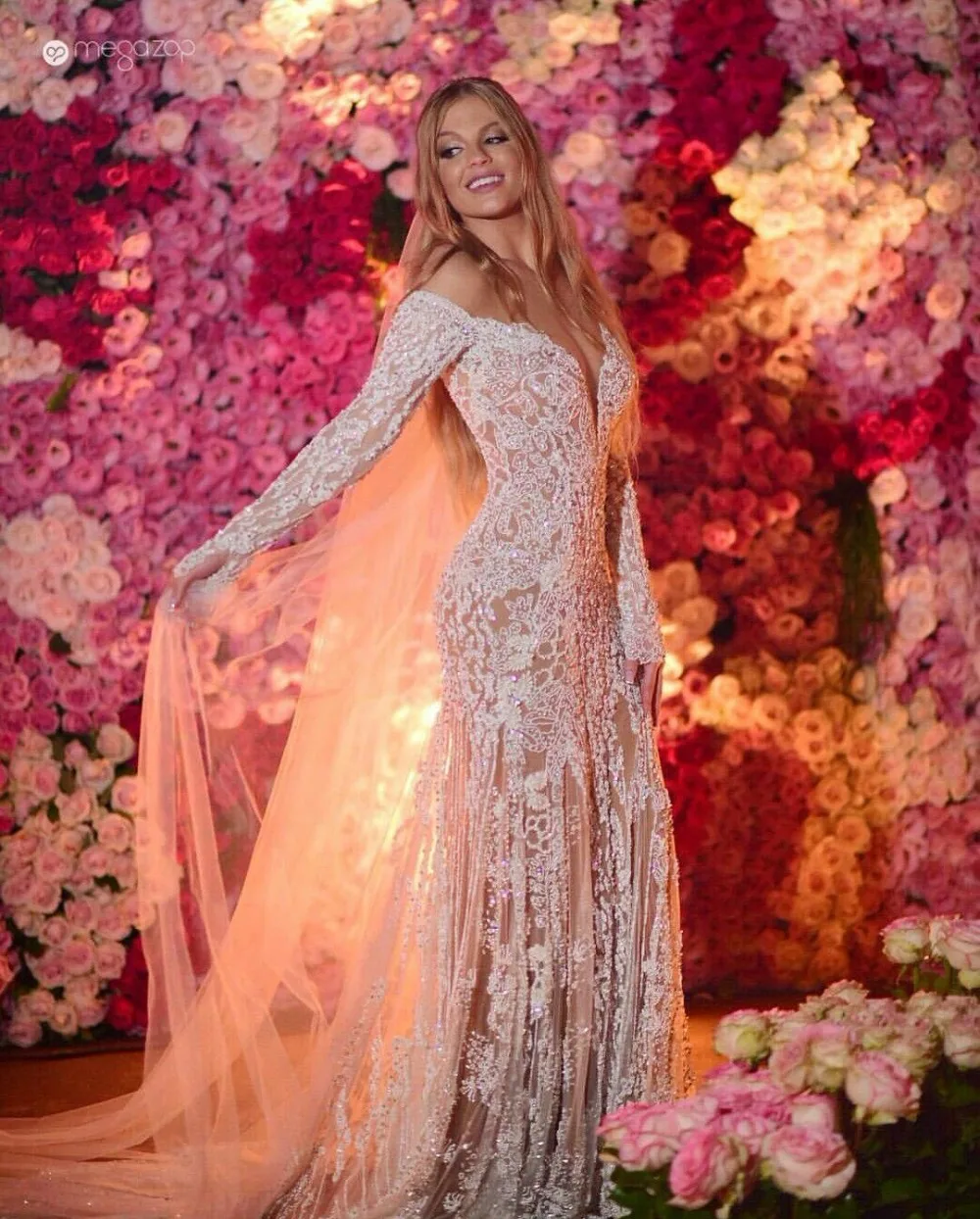 2019 Eslieb wedding dress V neckline long sleeve applique lace on tulle zipper back 3M tulle veil court train high quality HA078
2019 Eslieb wedding dress V neckline long sleeve applique lace on tulle zipper back 3M tulle veil court train high quality HA078