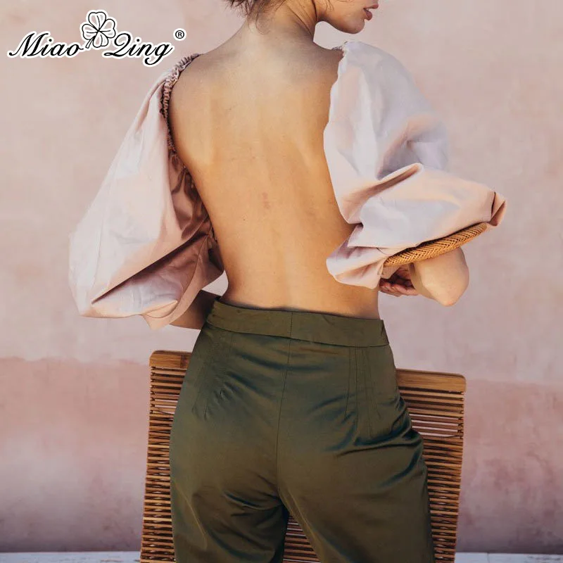 MIAOQING A backless, short blouse with slant collar and lantern sleeves, an oversize cut top for summer 2018
MIAOQING A backless, short blouse with slant collar and lantern sleeves, an oversize cut top for summer 2018