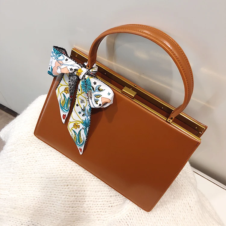 Simple retro metal clip bag female 2019 new fashion female bag shoulder portable envelope bag handbaag
Simple retro metal clip bag female 2019 new fashion female bag shoulder portable envelope bag handbaag