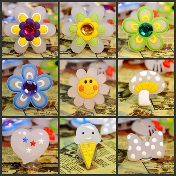 4pcs/lot PVC Shoes Charms color change follow the light newly flower smile lovely shoes accessory Croc JIBZ for kids party gift
4pcs/lot PVC Shoes Charms color change follow the light newly flower smile lovely shoes accessory Croc JIBZ for kids party gift
