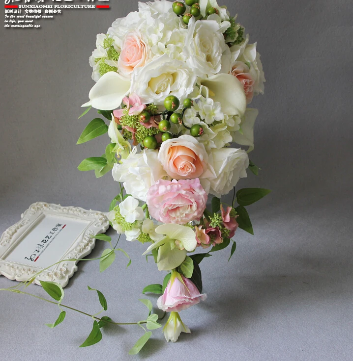 2018 Real Photo Ivory Western Wedding Bridal Bouquet Dripping Flowers Bridal Bouquet Waterfall Brooch Buque De Noiva Artificial
2018 Real Photo Ivory Western Wedding Bridal Bouquet Dripping Flowers Bridal Bouquet Waterfall Brooch Buque De Noiva Artificial