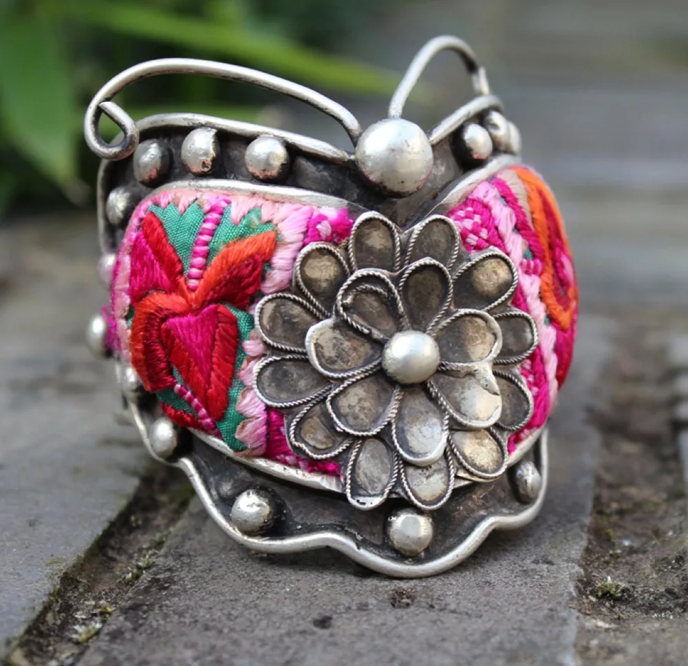Chinese 100/% handmade Ethnic pure hand embroidered seedlings Miao silver bracelet, seedlings, Silver Butterfly Bangles
Chinese 100/% handmade Ethnic pure hand embroidered seedlings Miao silver bracelet, seedlings, Silver Butterfly Bangles
