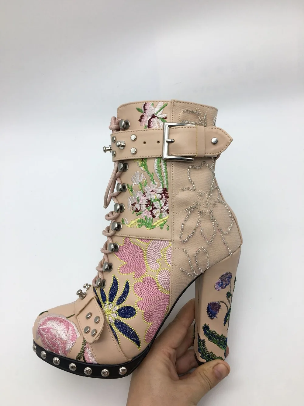 Hot Fashion Embroidery Embellsihed Woman Ankle Strap Boots Cool Rivets Decorated Side Ziper Shoes Square High Heels Short Boots
Hot Fashion Embroidery Embellsihed Woman Ankle Strap Boots Cool Rivets Decorated Side Ziper Shoes Square High Heels Short Boots