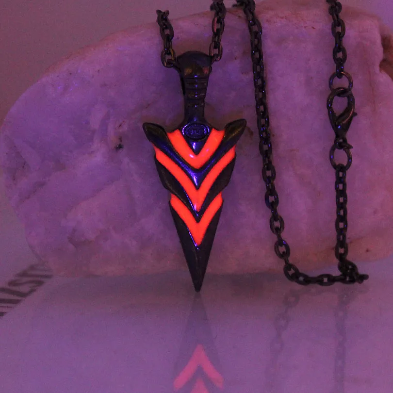 Green Arrow necklace Glowing necklace Punk Spartacus spear lance Pendants Necklaces GLOW in the DARK amulet men women boy gift
Green Arrow necklace Glowing necklace Punk Spartacus spear lance Pendants Necklaces GLOW in the DARK amulet men women boy gift