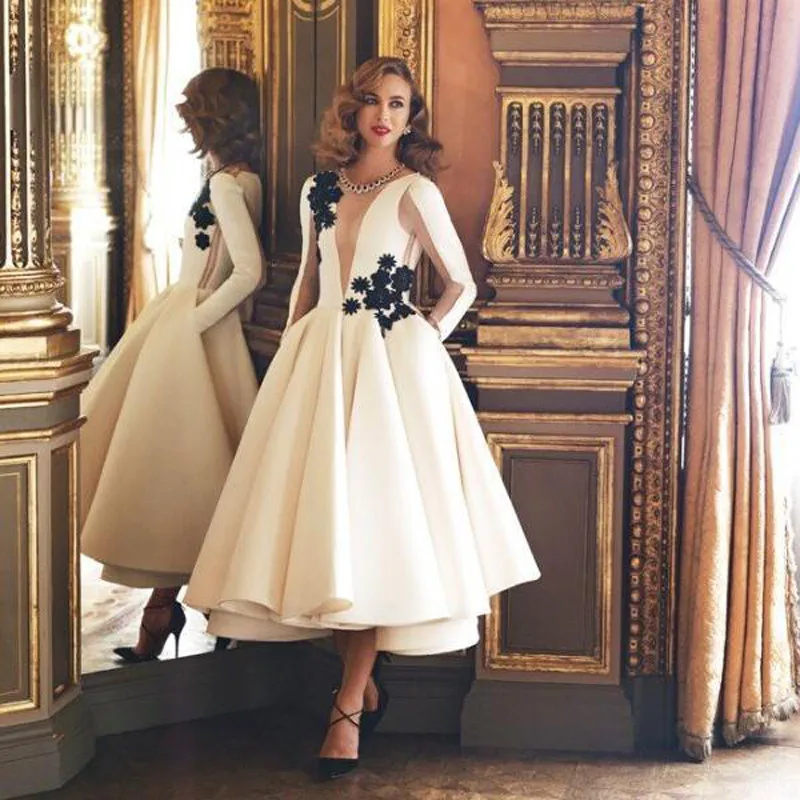New Black Appliqued Long Sleeves Prom Dresses Short A-Line Sheer Plunging Neck Cheap Party Gowns Tea Length Elegant Evening Wear
New Black Appliqued Long Sleeves Prom Dresses Short A-Line Sheer Plunging Neck Cheap Party Gowns Tea Length Elegant Evening Wear
