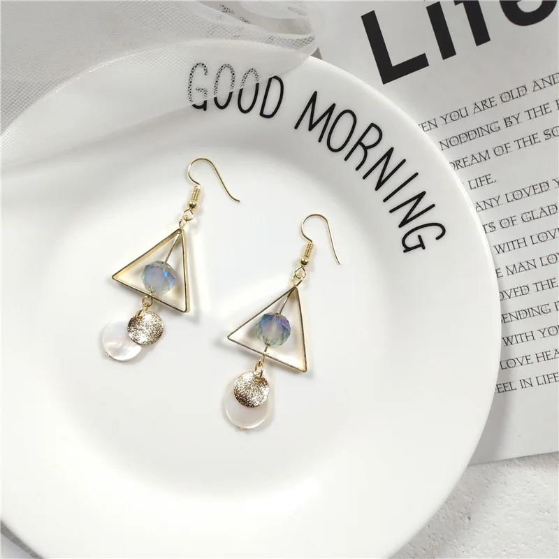 Aretes de mujer modernos 2018 new design hand made shell tassel earrings generous minimalist Korean earrings for women.
Aretes de mujer modernos 2018 new design hand made shell tassel earrings generous minimalist Korean earrings for women.