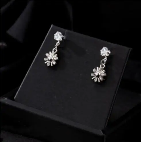 e 1368 Korean fashion crystal inlaid flower ear jewelry super flash simple personality mini temperament small earrings female je
e 1368 Korean fashion crystal inlaid flower ear jewelry super flash simple personality mini temperament small earrings female je