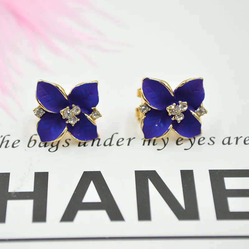 XIONGGUI Purple Clover Flower Gardenia Shaped Classic Ear Stud Fine Clover Rhinestone Inlay Woman Earrings Charming Jewelry
XIONGGUI Purple Clover Flower Gardenia Shaped Classic Ear Stud Fine Clover Rhinestone Inlay Woman Earrings Charming Jewelry