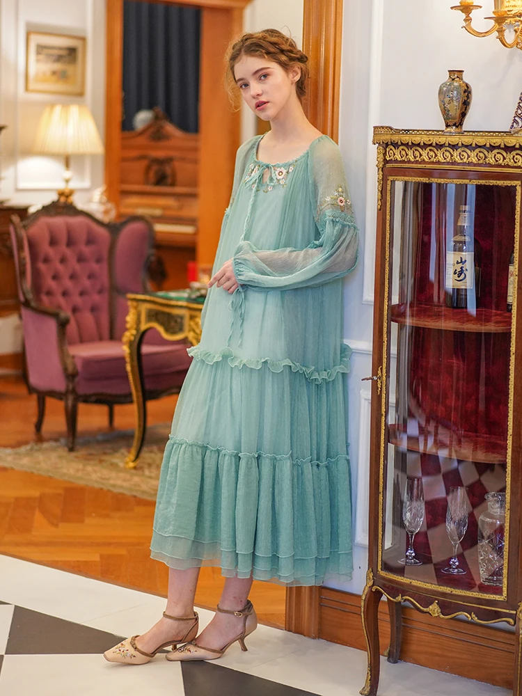 LYNETTE'S CHINOISERIE Summer Autumn New Original Design Women Loose Mori Girls Flower Embroidery Lantern Sleeves Green Dresses
LYNETTE'S CHINOISERIE Summer Autumn New Original Design Women Loose Mori Girls Flower Embroidery Lantern Sleeves Green Dresses
