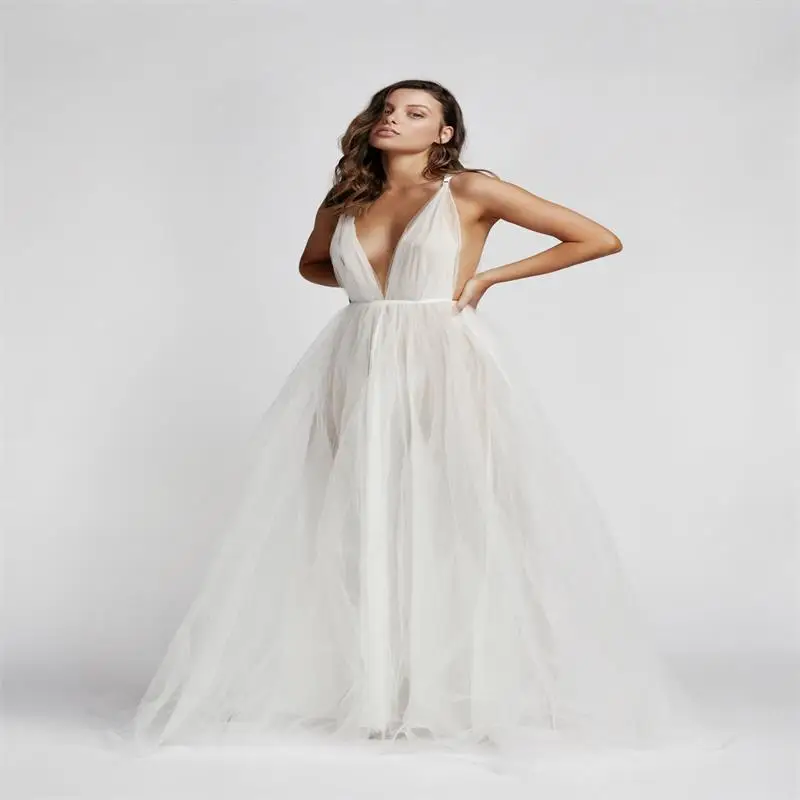 2019 Europe and the United States spring and summer new black and white sling V-neck leaky mesh gauze MAXI long dress sexy fash
2019 Europe and the United States spring and summer new black and white sling V-neck leaky mesh gauze MAXI long dress sexy fash