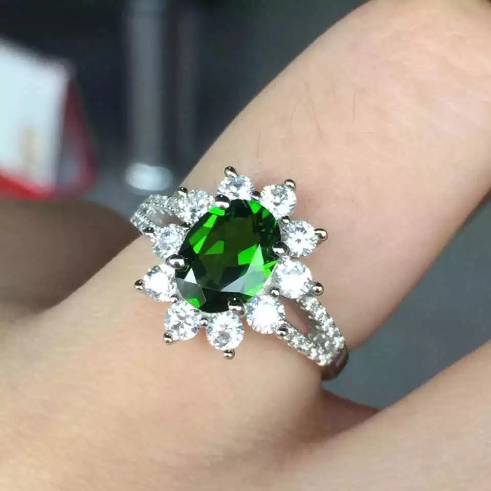 ZT Casual Style Inlaid Natural Diopside Ring 925 Sterling Silver White Or Rose Color Jewelry Female Rings For Woman Engagement
ZT Casual Style Inlaid Natural Diopside Ring 925 Sterling Silver White Or Rose Color Jewelry Female Rings For Woman Engagement