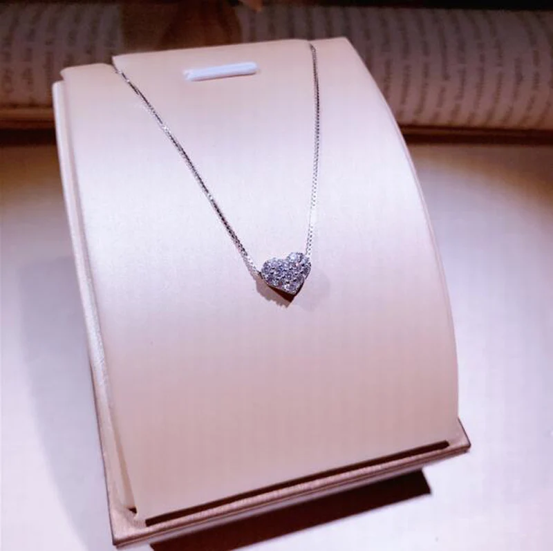 Classic S925 Sterling Silver Clavicle Necklace Micro Pave AAA+ Zircon Crystals Fine Hollow Heart Pendant for Women
Classic S925 Sterling Silver Clavicle Necklace Micro Pave AAA+ Zircon Crystals Fine Hollow Heart Pendant for Women