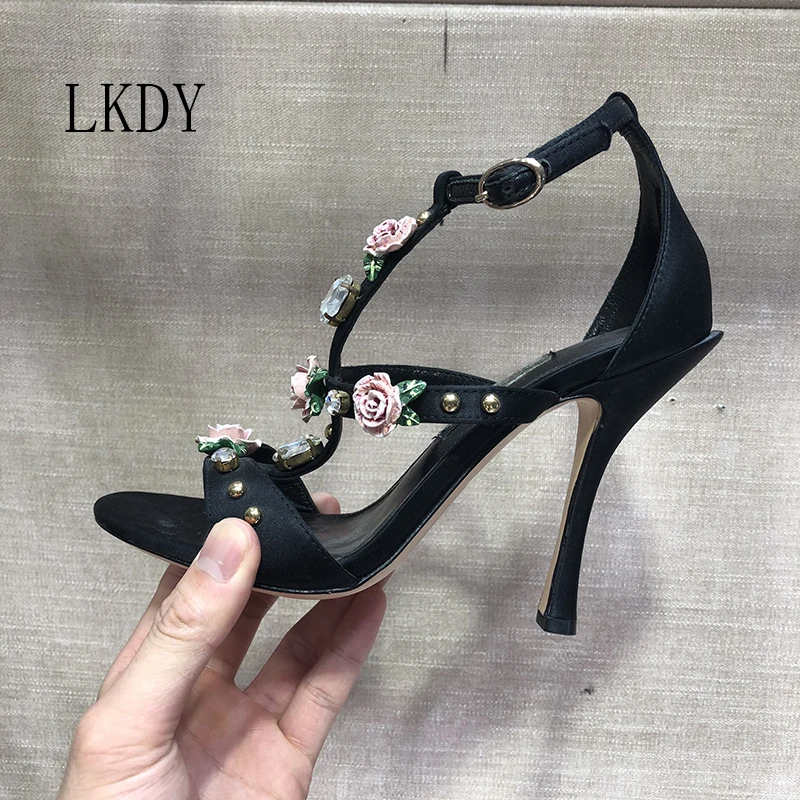 2019 women top quatily Genuine leather Luxury silk high heel sandals Czech crystal rose petals high heels wedding party shoes
2019 women top quatily Genuine leather Luxury silk high heel sandals Czech crystal rose petals high heels wedding party shoes