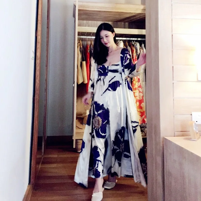Blue Floral Print Silk Luxury Women 2 Pieces Robes Sets Elegant Long Sleepwear Female Bathrobe Sexy Lingerie Sleep Dress 5589
Blue Floral Print Silk Luxury Women 2 Pieces Robes Sets Elegant Long Sleepwear Female Bathrobe Sexy Lingerie Sleep Dress 5589