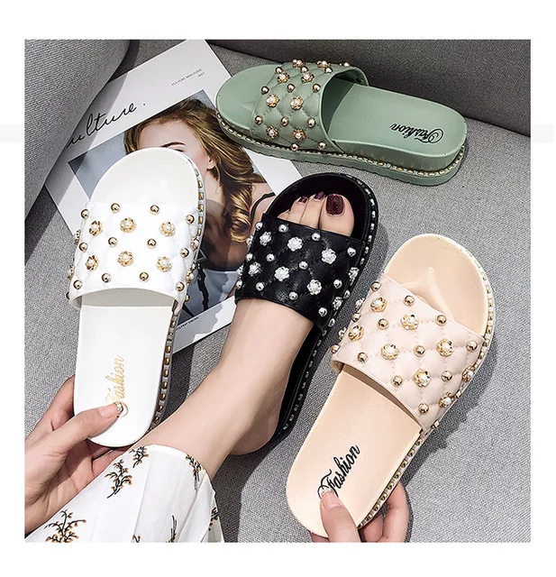 2019 summer new flat-bottom slippers female Korean fashion rivets at home wearing comfortable slippers..
2019 summer new flat-bottom slippers female Korean fashion rivets at home wearing comfortable slippers..