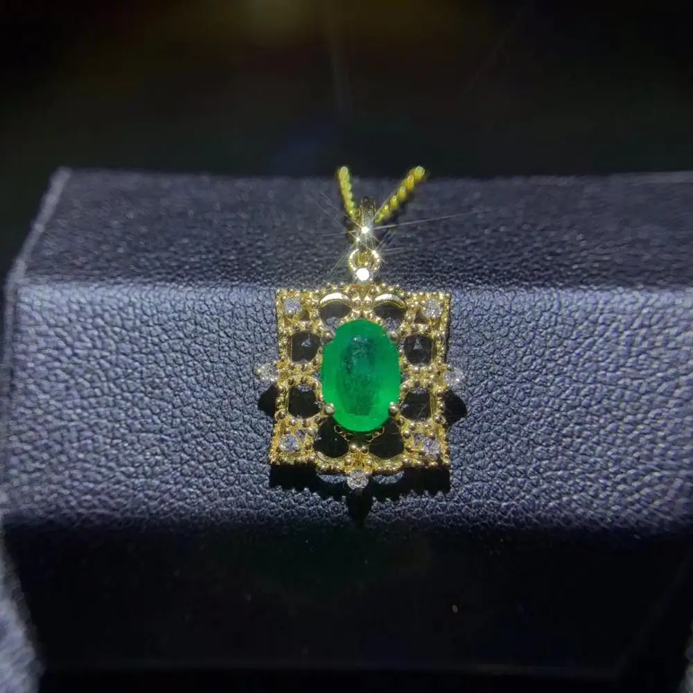 beautiful emerald gemstone pendant for women real 18K gold natural emerald round 6*8mm size party birthday gift 
beautiful emerald gemstone pendant for women real 18K gold natural emerald round 6*8mm size party birthday gift