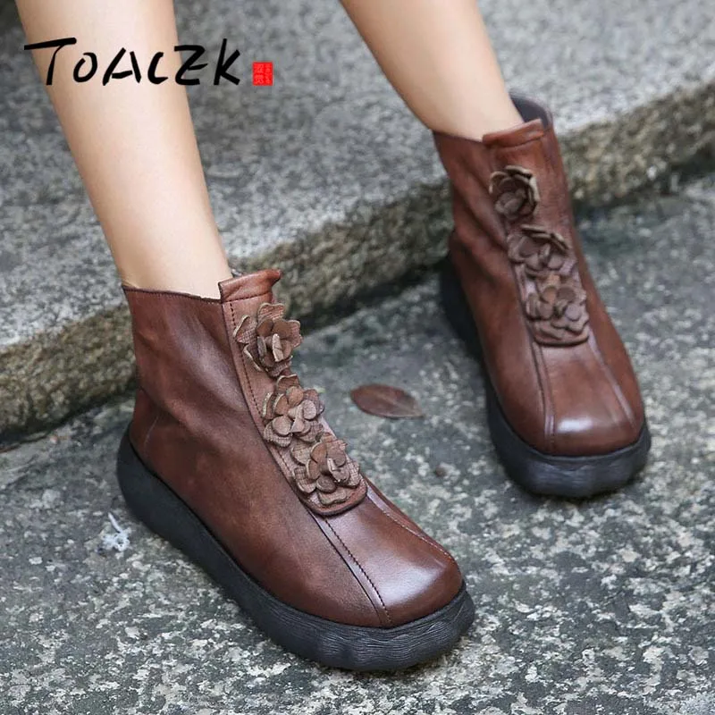 Autumn and winter new leather platform boots women's flowers national wind layer leather round head single boots
Autumn and winter new leather platform boots women's flowers national wind layer leather round head single boots