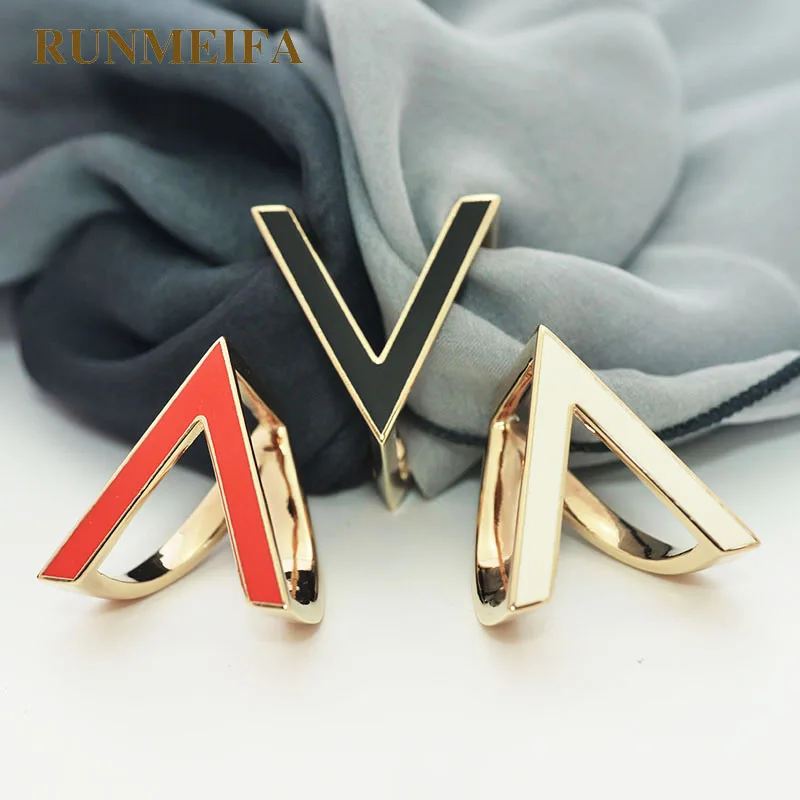 RUNMEIFA Silk Scarf Buckle Brief Fashion Women Steel TitaniumEnamel Letter V Brooch Jewelry to Accessorizes 20g
RUNMEIFA Silk Scarf Buckle Brief Fashion Women Steel TitaniumEnamel Letter V Brooch Jewelry to Accessorizes 20g