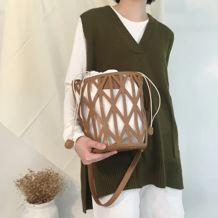 Famous Brands Bucket bag for women Shoulder messenger Bags Large Capacity PU Leather Hollow Out Beach Bag 2019 new handbag black
Famous Brands Bucket bag for women Shoulder messenger Bags Large Capacity PU Leather Hollow Out Beach Bag 2019 new handbag black