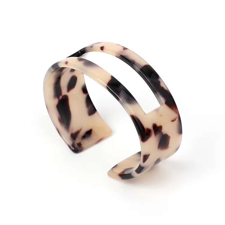 Vintage Tortoiseshell Literary Resin Hollow Square Acetate Bracelet Temperament Open C Type Personality Round Bracelet
Vintage Tortoiseshell Literary Resin Hollow Square Acetate Bracelet Temperament Open C Type Personality Round Bracelet
