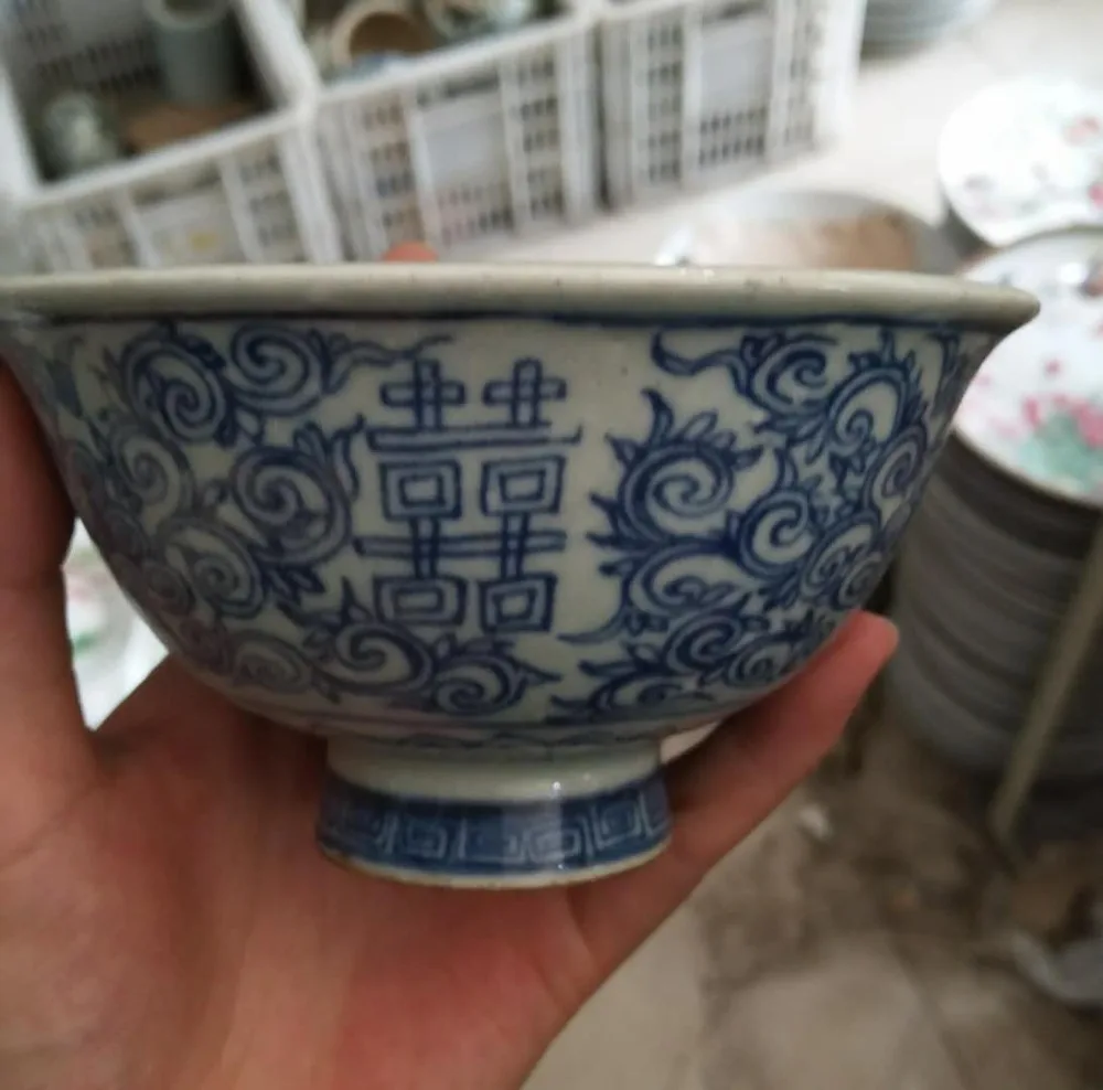 Antique blue and white porcelain bowl, gugui grain downhill map, bone porcelain bowl, antique antique porcelain ornaments 
Antique blue and white porcelain bowl, gugui grain downhill map, bone porcelain bowl, antique antique porcelain ornaments