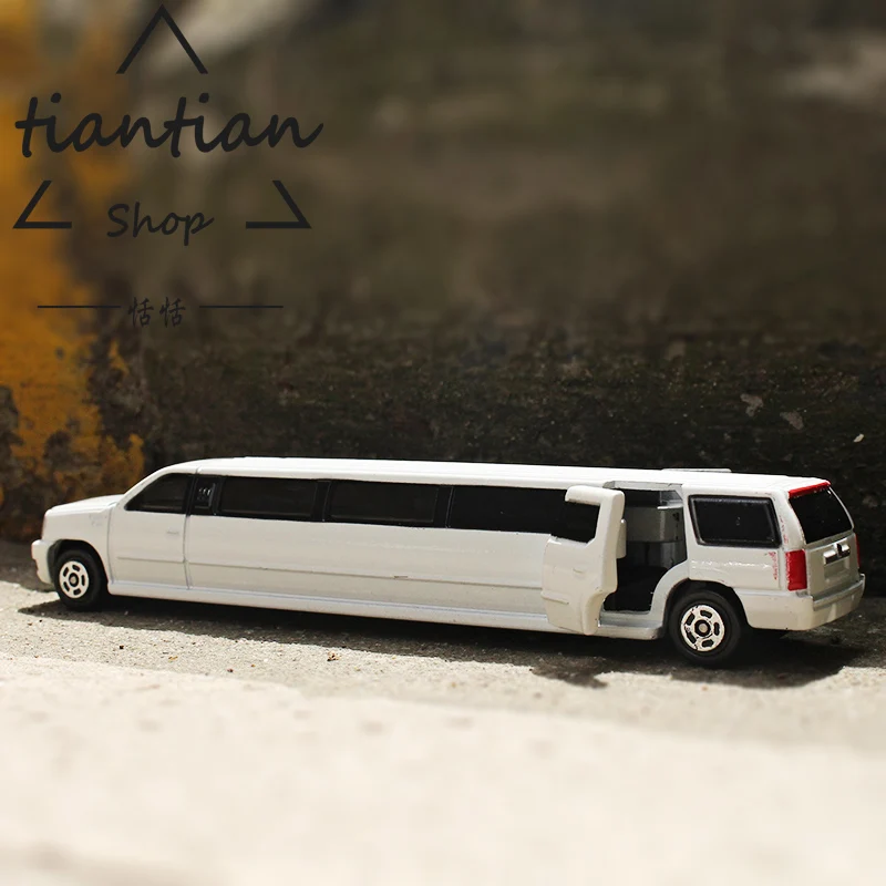 1:64 Alloy car model Lengthening Cadillac Children's toys ornaments The door can be opened Children like the gift
1:64 Alloy car model Lengthening Cadillac Children's toys ornaments The door can be opened Children like the gift