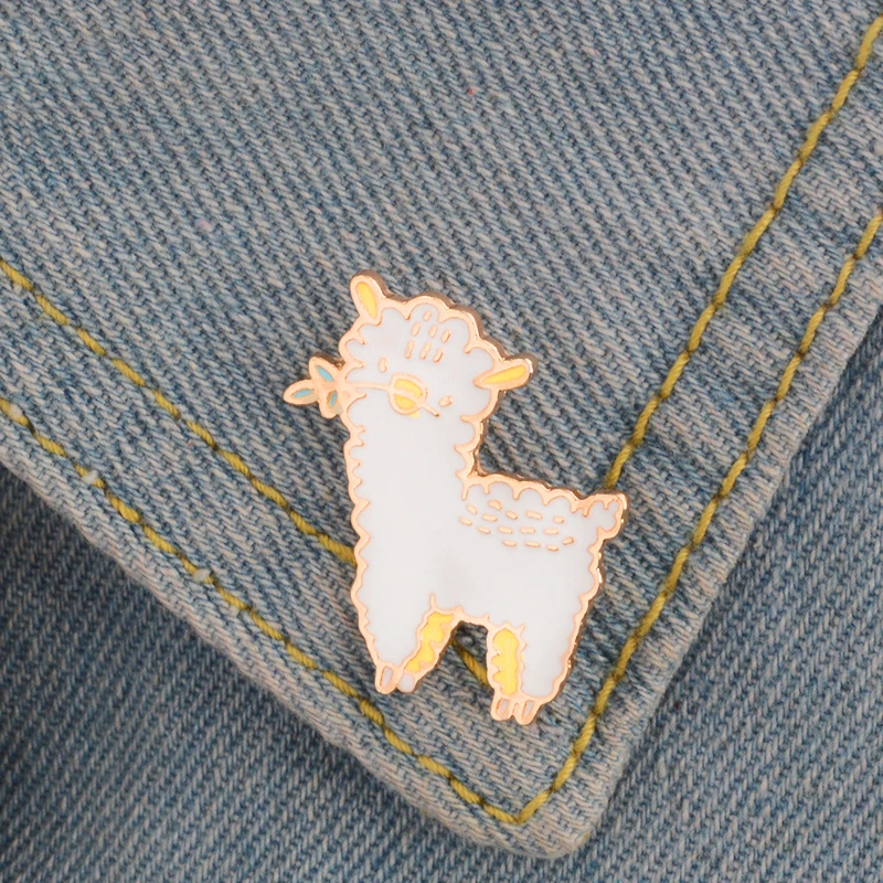 Cartoon lamb's mouth contains a grass fashion personality brooch for everyone to match clothes and as a gift to friends
Cartoon lamb's mouth contains a grass fashion personality brooch for everyone to match clothes and as a gift to friends